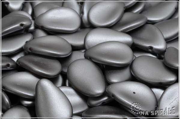 Anemone Petal 11x16 mm - Pastel Light Grey, 6 ks