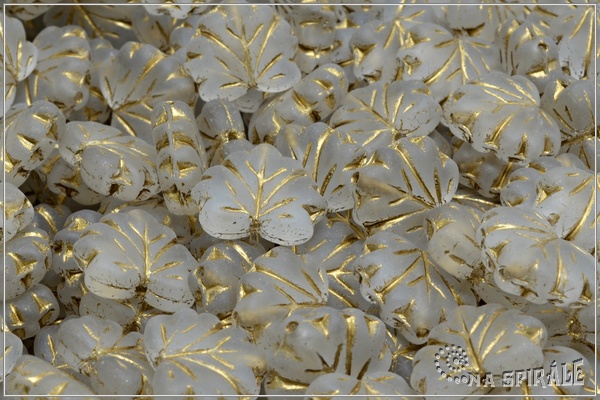 List javor 13x11 mm - crystal mat se zlatm ztrem, 10 ks
