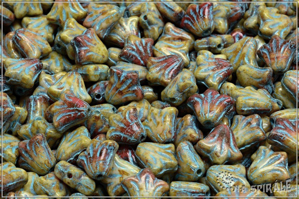 Lily - Lilie, 9x9 mm, Chalk-Red Bicolor Travertine Light Blue Wash, 12  ks
