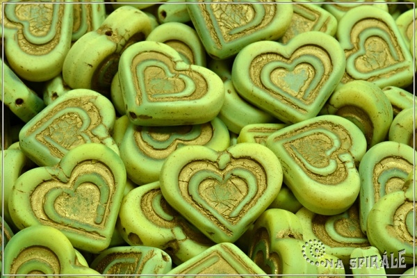 Vintage Heart in Heart 14x16 mm, Opaque Lime Matted Gold Wash, 3 ks