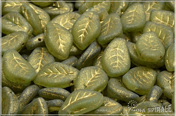 List zvlnn 9x14 mm - Olivine Matted Gold Wash, 10 ks
