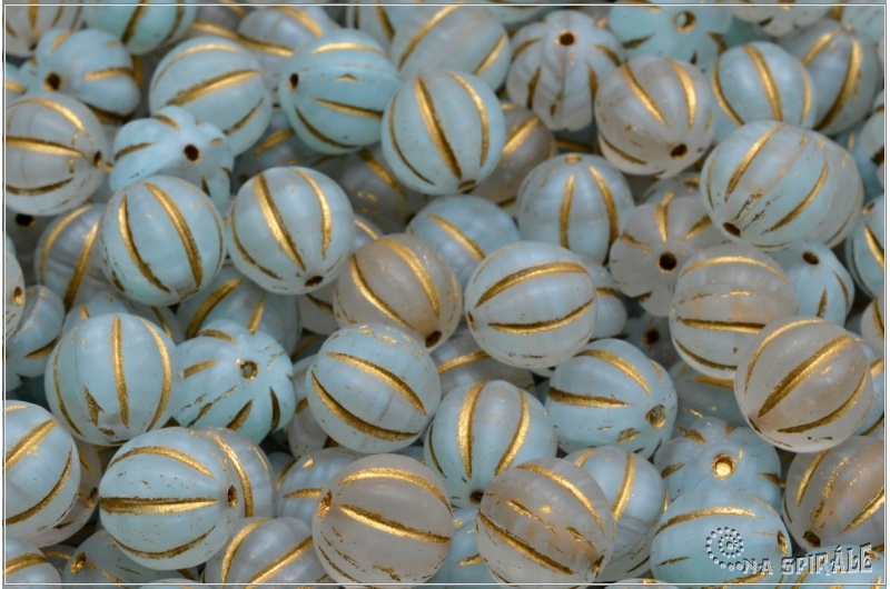 Meloun - melon bead 8 mm, light blue+crystal mat gold wash, 12 ks