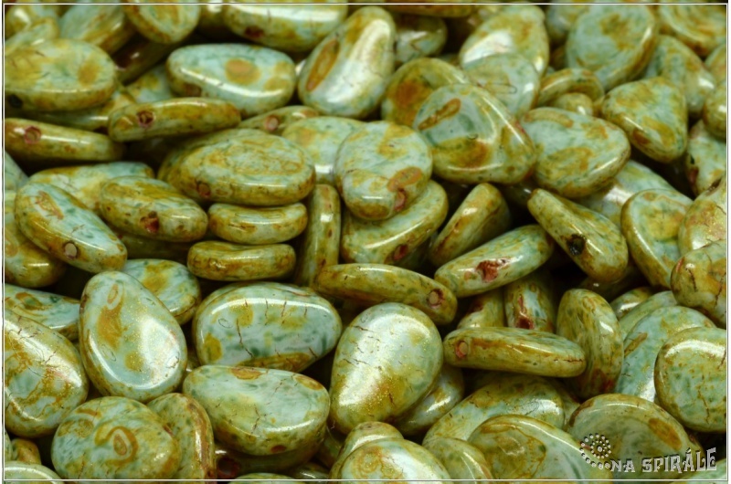 Anemone Petal 8x11 mm - Chalk Herbs&Spices Cardamom, 12 ks