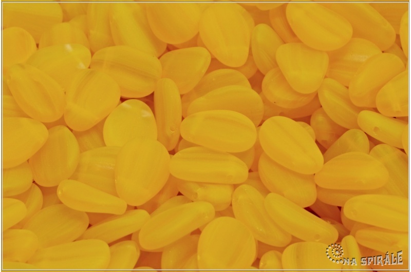 Anemone Petal 8x11 mm - Sunny Yellow Opal Matted, 12 ks