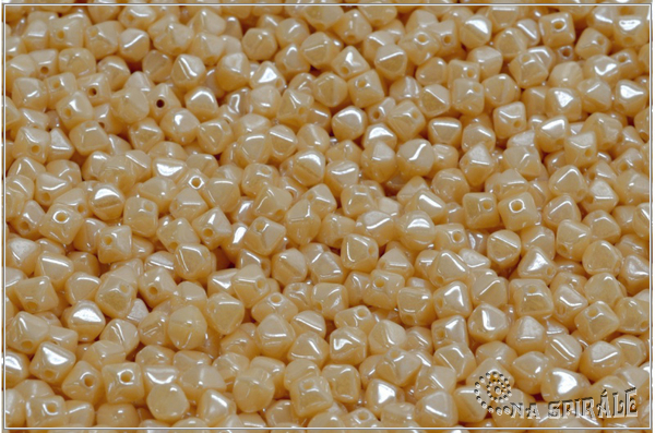 Lucerny 4x4 mm, Opaque Beige White Luster, 100 ks