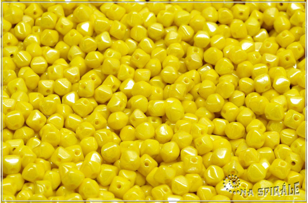 Lucerny 4x4 mm, Opaque Yellow White Luster, 100 ks