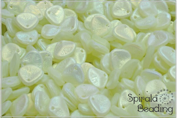 Rose petal 7x8 mm, Milky Jonquil Matted AB Full, 50 ks