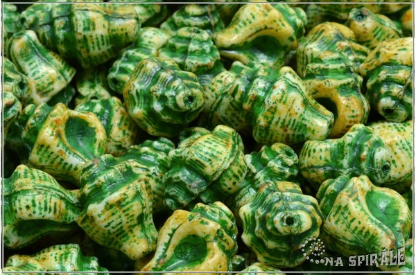 Ostranka - Murex, 15x12 mm, Chalk Travertine, Green Wash, 6 ks