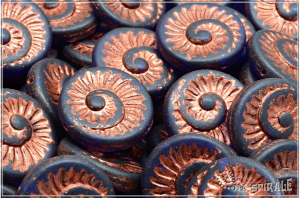 Spirla - Fossil Shell, 18x18 mm, Cobalt Matted Copper Wash, 1 ks