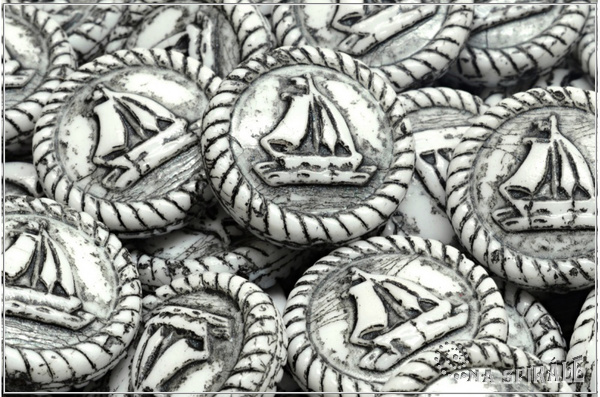 Medailonek s lod - Boat Medallion, 20x20 mm, Chalk Black Wash, 1 ks