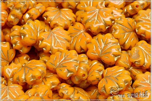 List javor 13x11 mm - Opaque Amber Orange Gold Wash, 10 ks