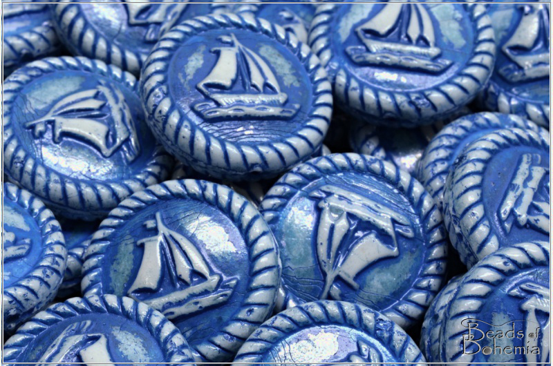 Medailonek s lod - Boat Medallion, 20x20 mm, Chalk Navy Blue Wash, 1 ks