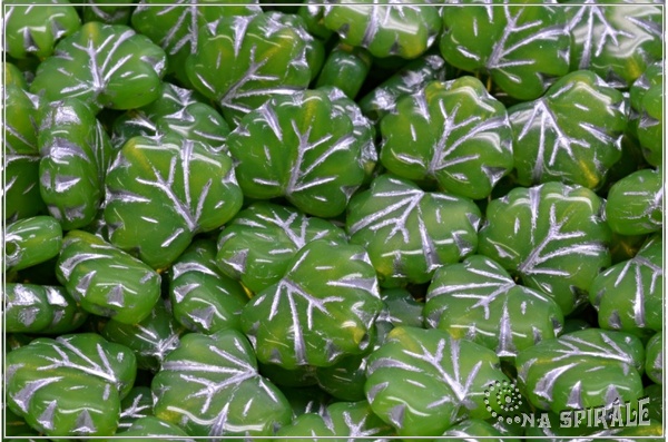 List javor 13x11 mm - Light Green Opal Silver Wash, 10 ks