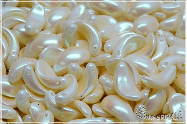 Zahnut lupnek 7x13 mm - Pastel Cream Iris, 12 ks