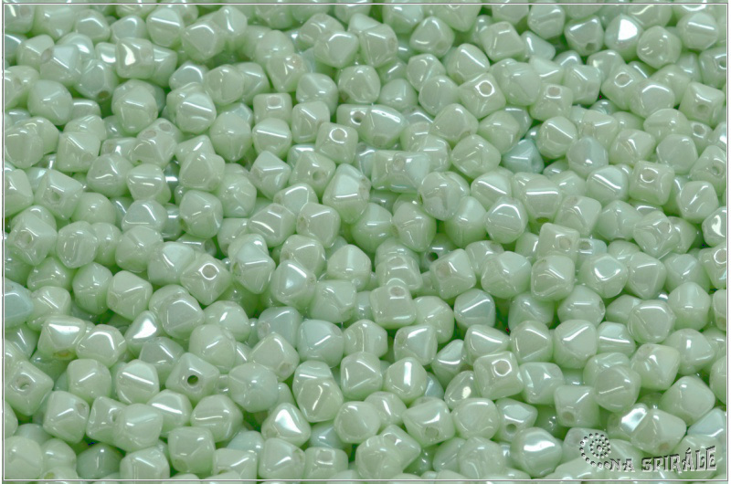 Lucerny 4x4 mm, Chalk Pastel Green Luster, 100 ks