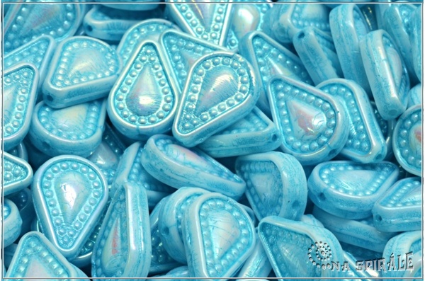 Filigree Tear Drop, 14x10 mm, Chalk AB Full Light Blue Wash, 6 ks