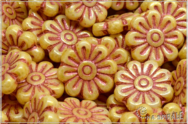 Kopretina - Daisy Flower, 18 mm, Chalk Ethereal Sunny Yellow Copper Wash, 1 ks