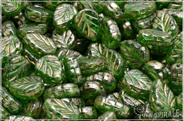 List m�tov� 10x8 mm - Transparent Green Gold Splash, 20 ks