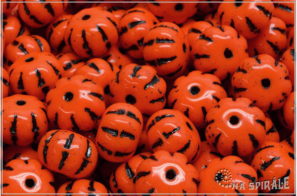 Dn - Pumpkin 8x11 mm, opaque dark orange black wash, 5 ks