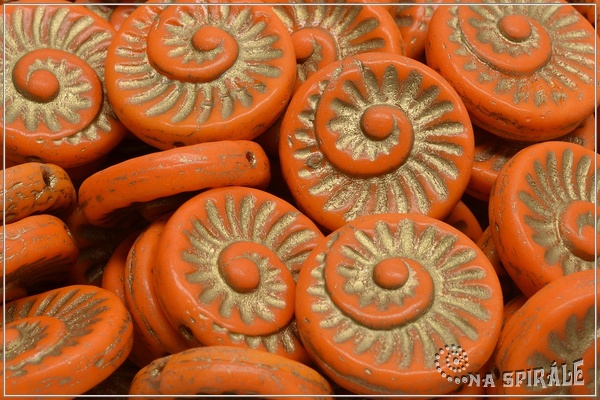 Spirla - Fossil Shell, 18x18 mm, Opaque Orange Gold Wash, 1 ks