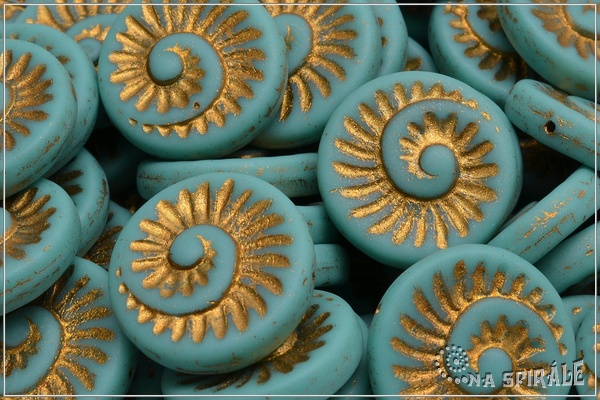 Spirla - Fossil Shell, 18x18 mm, Opaque Green Turq. Mat Gold Wash, 1 ks