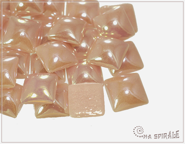 Kaboon tvercov 10x10 mm, Luster Light Salmon, 1 ks