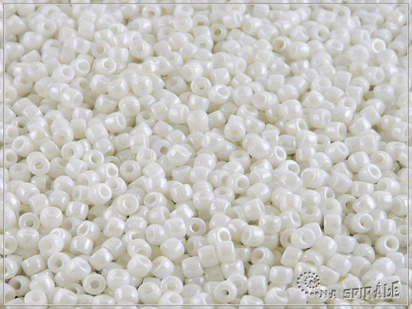 Matubo 8/0, Chalk White Luster 10 g